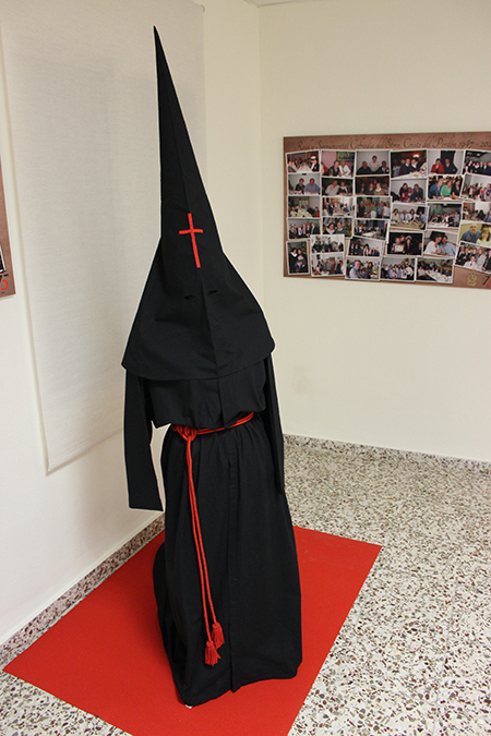 Réplica de la primera túnica de cola de la Cofradía del Cristo del Perdón.