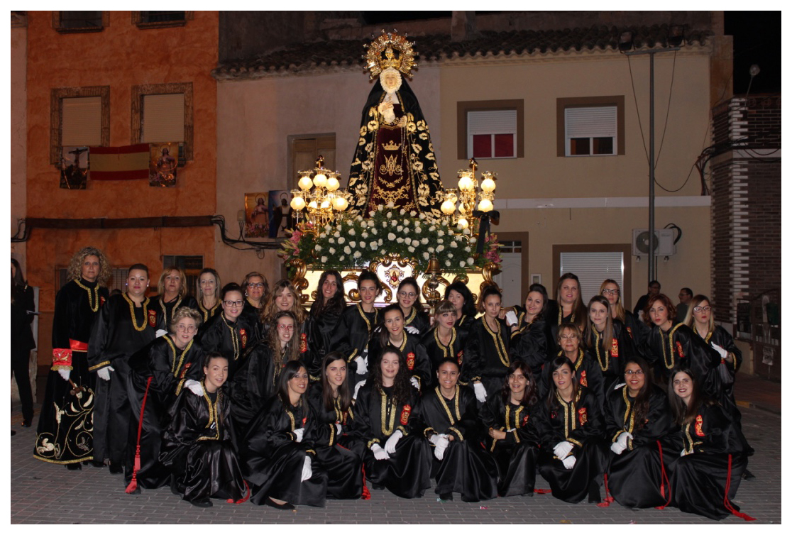Foto de la Virgen de la Soledad portada por mujeres anderas.