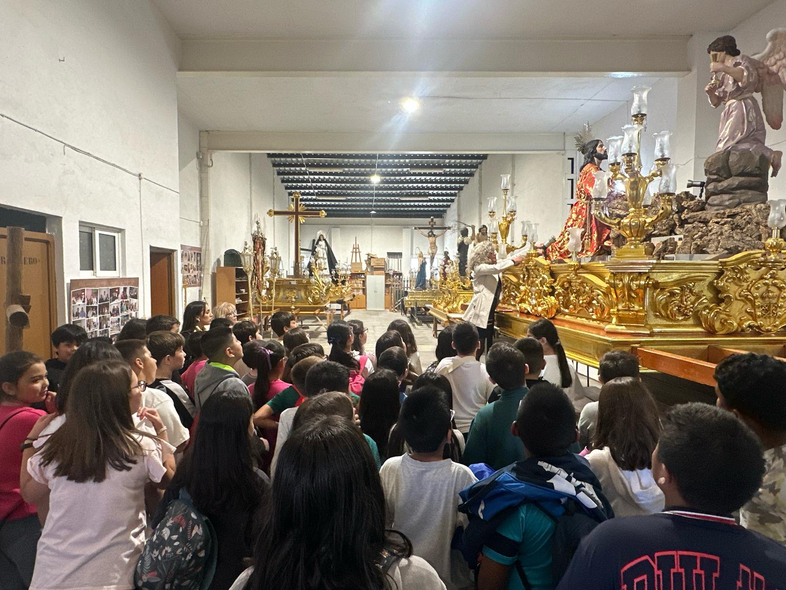 Alumnos del Colegio Público Miguel Medina, visitan la sede del Cristo del Perdón de Archena