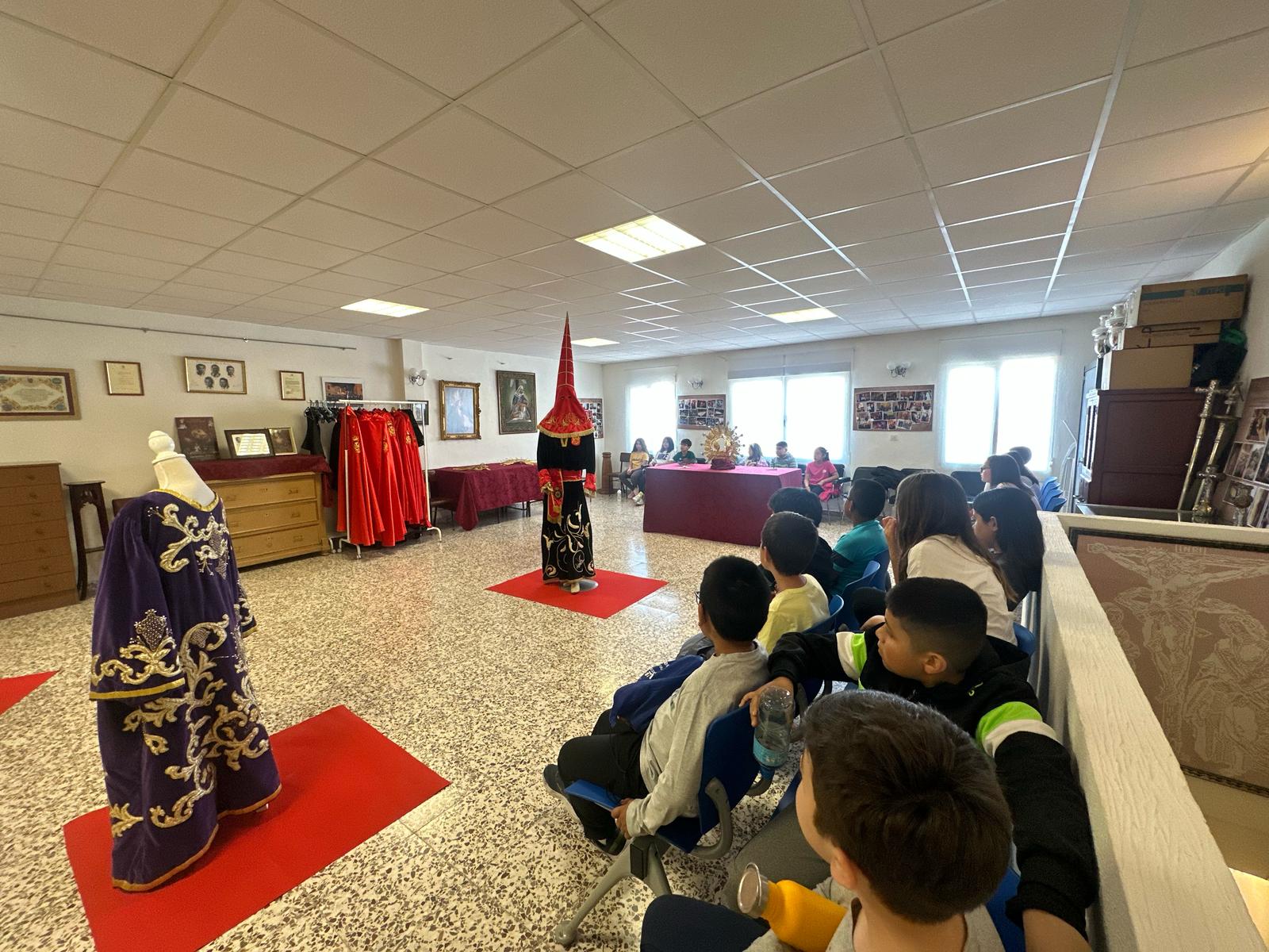 Alumnos del Colegio Público Miguel Medina, visitan la sede del Cristo del Perdón de Archena