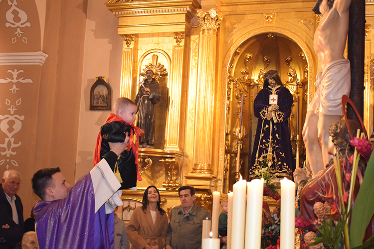 Ofrecimiento de los recien nacidos en la cofradía al Cristo del Perdón de Archena 2025