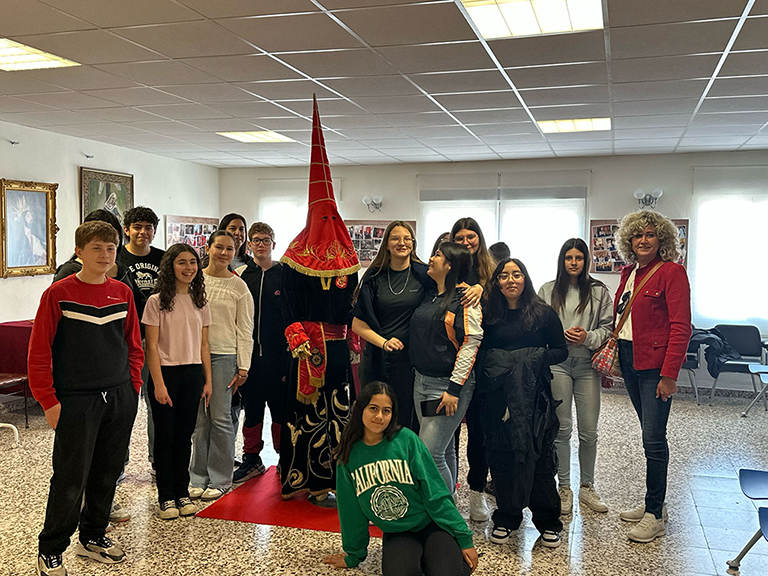 Alumnos del IES Dr. Pedro Guillén visitan nuestra Casa de Hermandad
