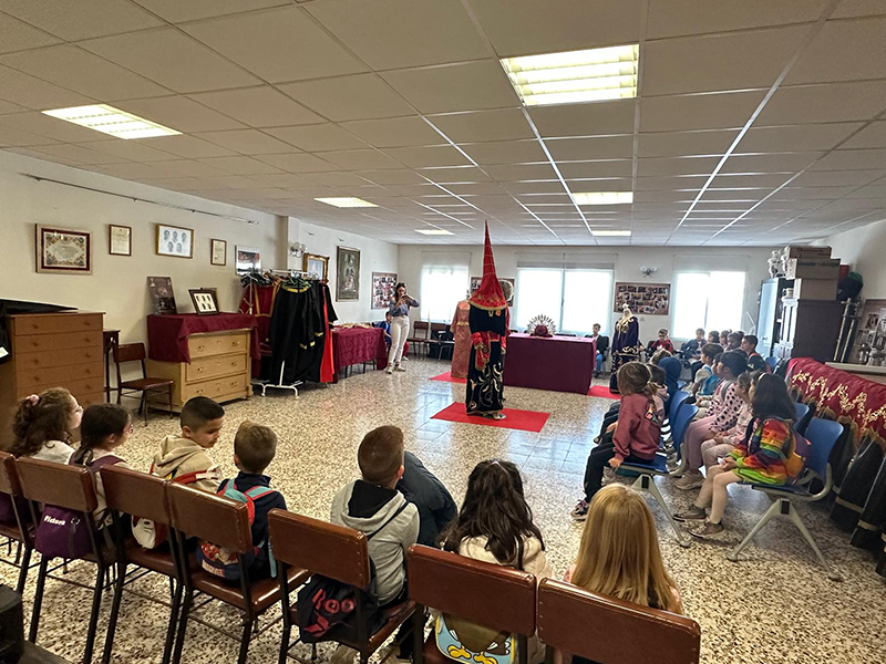 Alumnos de la Escuela Municipal de Semana Santa nos visitan